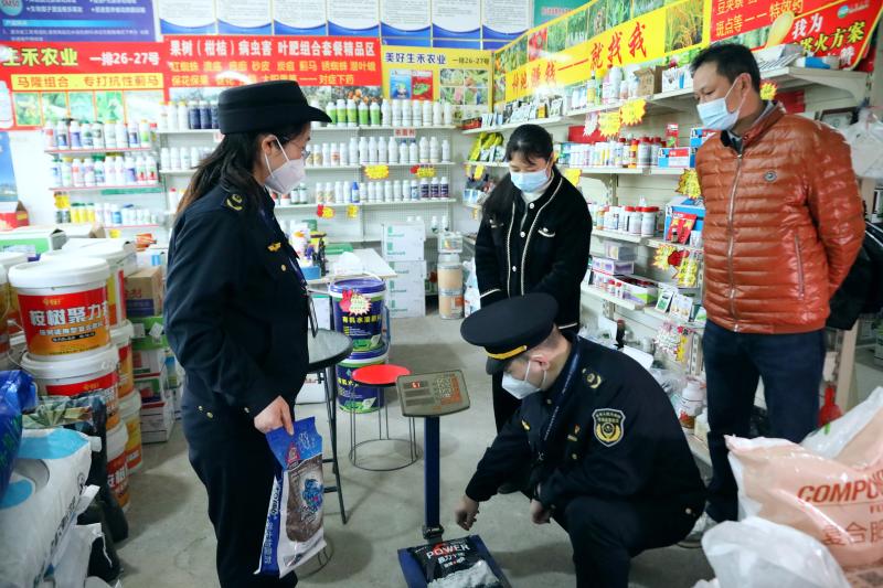 執(zhí)法人員對一家化肥經(jīng)營店進行檢查。（何正君 攝）.jpg