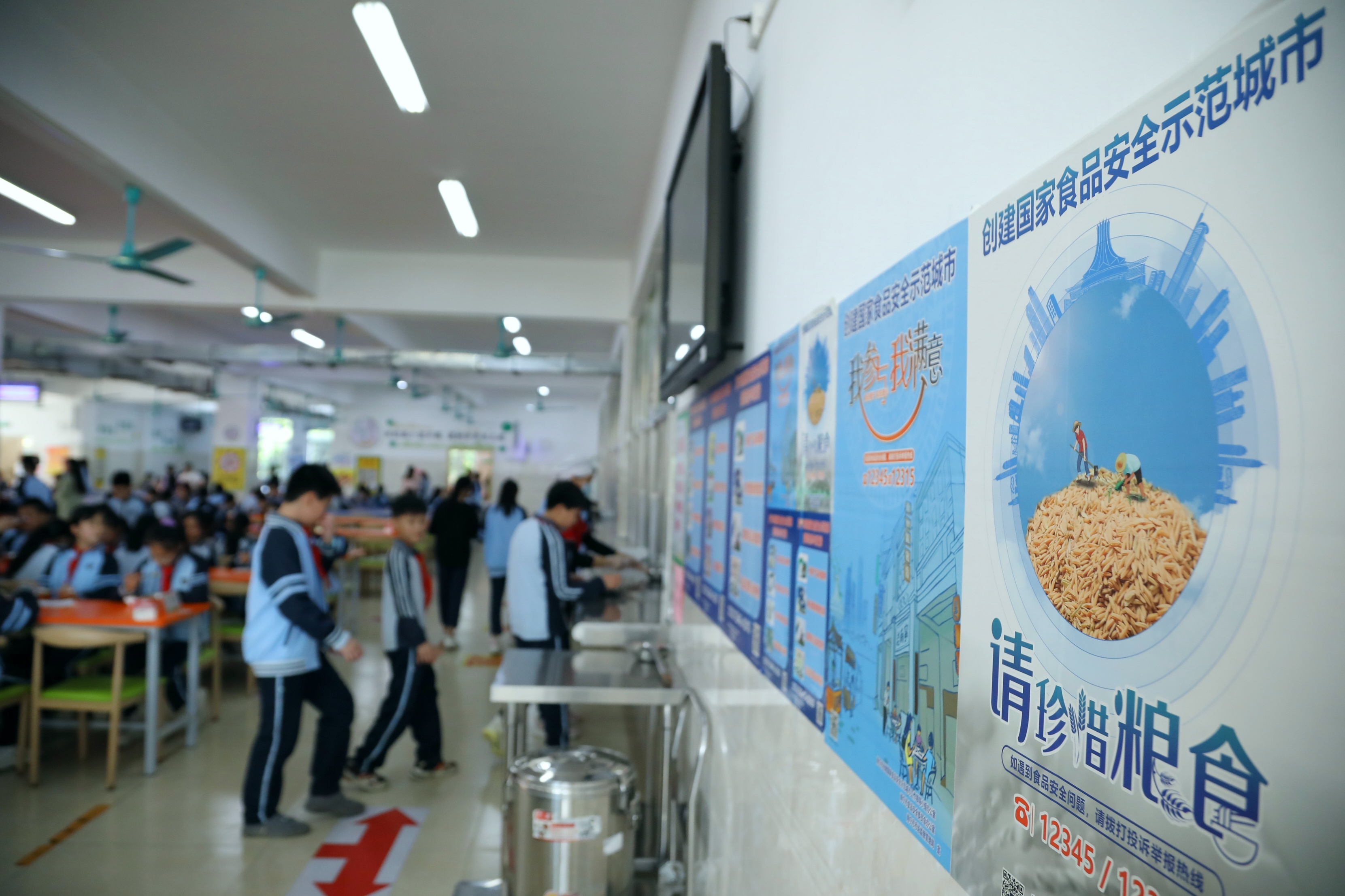 南寧市創(chuàng)建國家食品安全示范城市宣傳海報在學(xué)校食堂清晰可見。（何正君 攝）.jpg