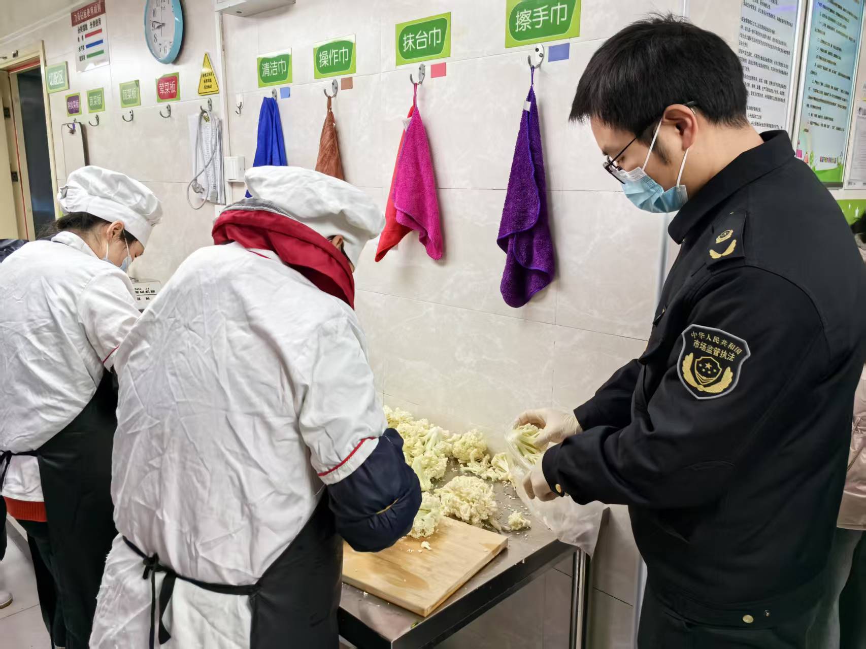 安徽省巢湖市鳳凰山市場監(jiān)管所：食品抽檢進校園 守護師生美好“食”光_食堂抽檢_1642464d2ef64718996c34b8aba360b0.jpg