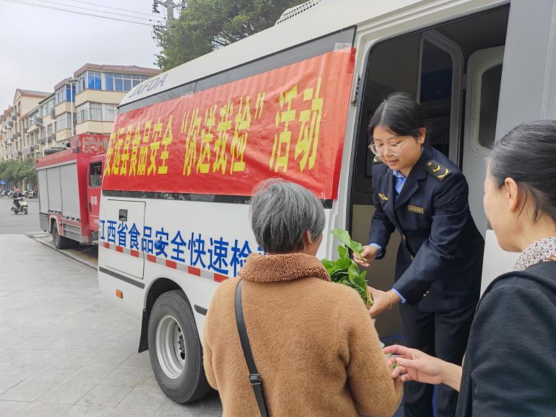 安遠(yuǎn)縣市場監(jiān)督管理局開展“你送我檢”食品安全快速檢測活動_活動圖片1_6b83369f973140e0bf4b1a22f6f7b7a5 (1).jpg