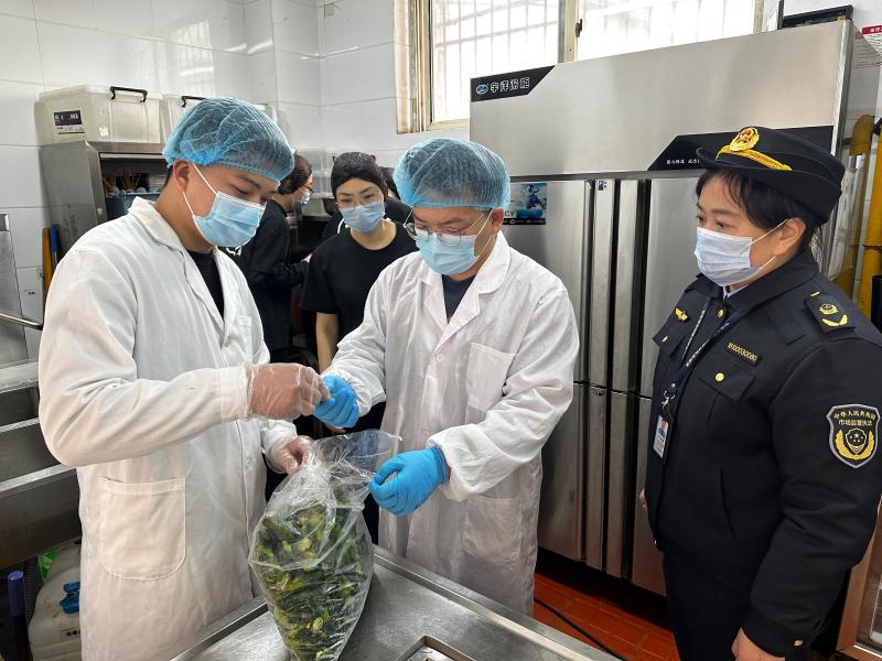 河南省許昌市市場(chǎng)監(jiān)督管理局魏都區(qū)分局“你點(diǎn)我檢”：守護(hù)連鎖餐飲食品安全防線_執(zhí)法人員和檢測(cè)人員對(duì)餐飲店用的蔬菜進(jìn)行隨機(jī)抽檢.jpg_4733e748757b4cad81a1351a1701be5e.jpg