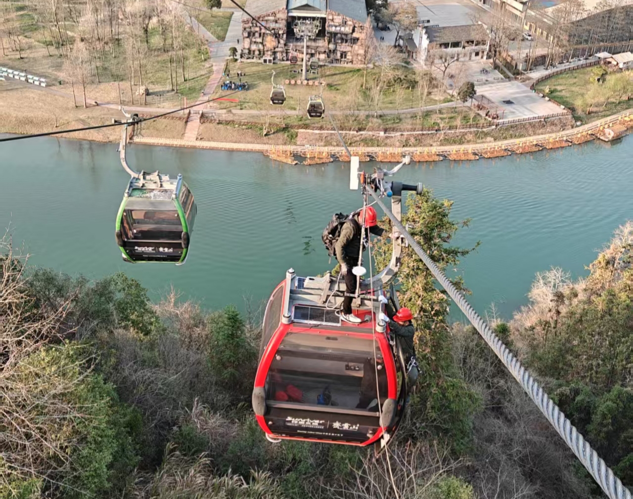 安徽省休寧縣開(kāi)展齊云山索道應(yīng)急救援演練_應(yīng)急救援圖片.jpg_3699e86ed6004856a010840826f93fe9.jpg