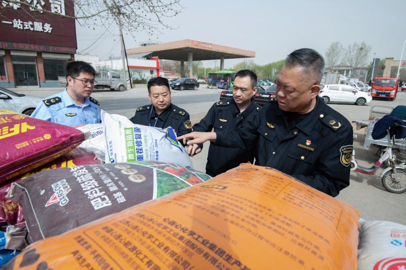嚴把農(nóng)資質(zhì)量關(guān)  護航春耕“豐收景”   邢臺市信都區(qū)市場監(jiān)管局開展農(nóng)資產(chǎn)品專項檢查行動_信都區(qū)市場監(jiān)管局監(jiān)管人員現(xiàn)場檢查化肥產(chǎn)品標識標簽情況_91932b1ef4fd41108c2ff0eae4f37b38.jpg