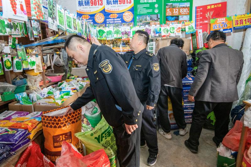 嚴把農(nóng)資質(zhì)量關(guān)  護航春耕“豐收景”   邢臺市信都區(qū)市場監(jiān)管局開展農(nóng)資產(chǎn)品專項檢查行動_信都區(qū)市場監(jiān)管局監(jiān)管人員對轄區(qū)農(nóng)資經(jīng)營戶進行現(xiàn)場檢查_ed1e4ae189594644b32ddce52da28982.jpg