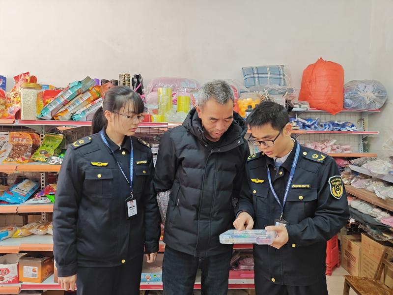 廣西融安縣：開啟“安全守護”模式 全力護航“三月三”市場安全_在“三月三”節(jié)日來臨前，融安縣市場監(jiān)督管理局執(zhí)法人員對校園周邊開展檢查.jpg_ecd92b0de91d47308109cb8aeef85cf0.jpg