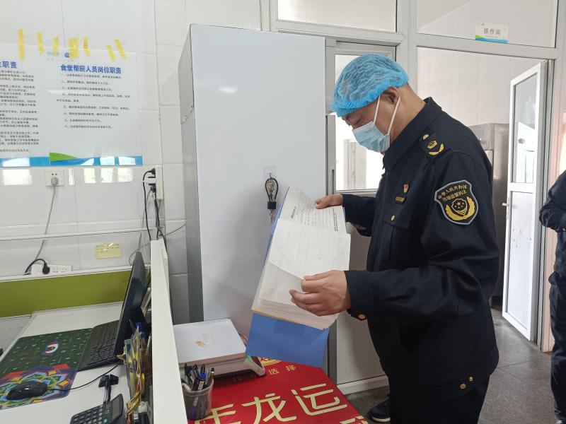 保定市滿城區(qū)市場監(jiān)督管理局開展養(yǎng)老機(jī)構(gòu)食堂專項(xiàng)檢查 強(qiáng)化食品安全管理_微信圖片_20250417155954.jpg_73feb7038041424283cfe5291b2ae4dc (1).jpg