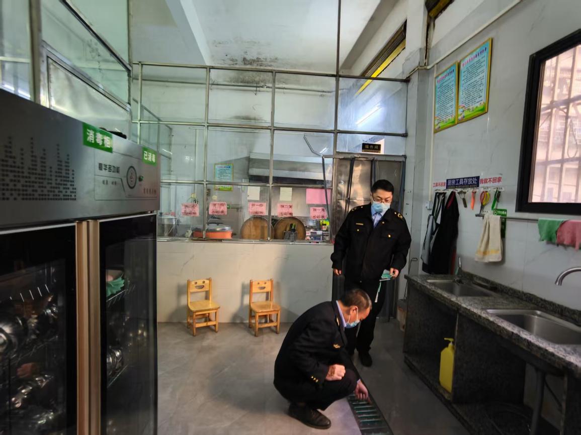 全州縣市場監(jiān)督管理局：城郊所全力開展校園食品安全專項(xiàng)行動_圖片2.jpg_11b99bbc30014937a0d81ba6d193c2bf.jpg