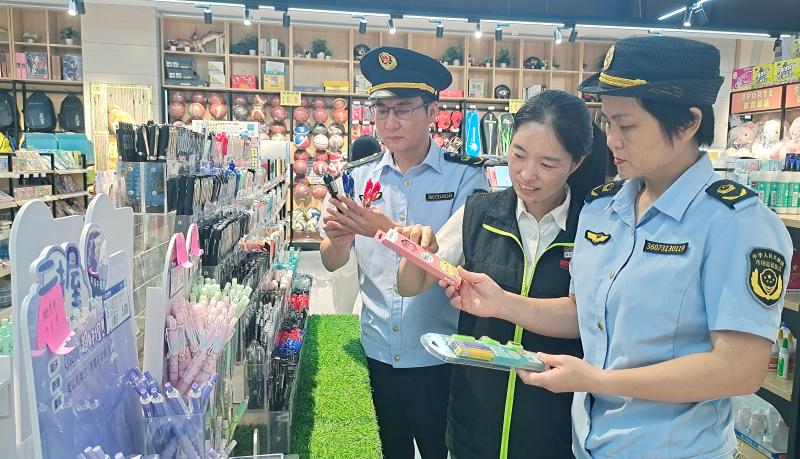 江西于都：嚴(yán)查文具用品  護(hù)航中高考_江西于都：嚴(yán)查文具用品  護(hù)航中高考 (2).jpg_9a46b21eebe3476eb886fe381b349cb9.jpg