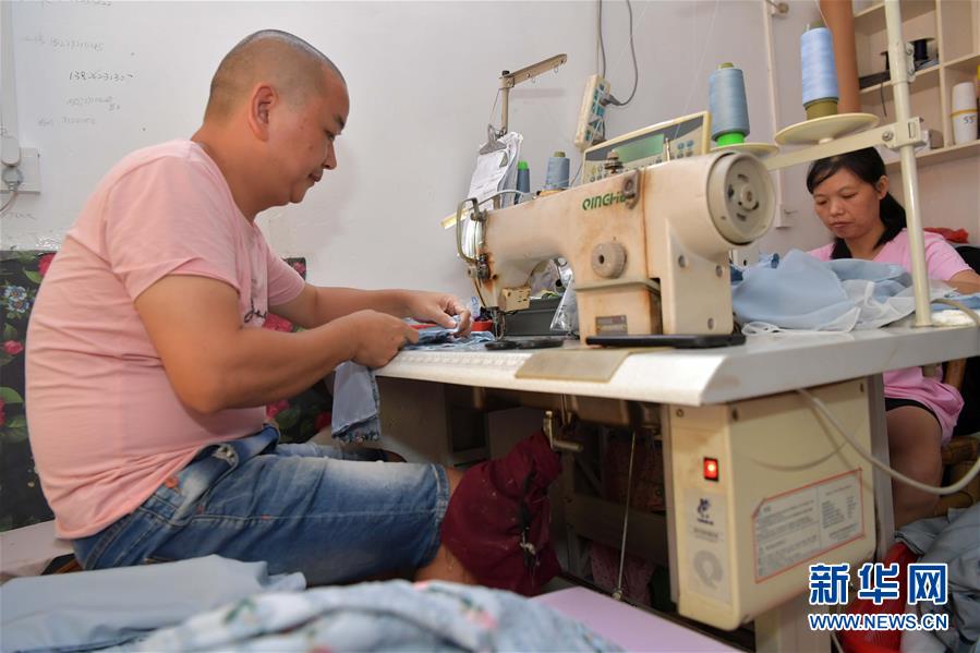 （走向我們的小康生活·圖文互動(dòng)）（1）“一件衣裳”，藏著脫貧致富新天地