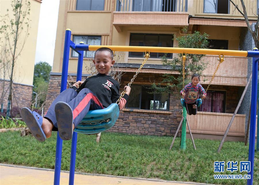 （走向我們的小康生活·決戰(zhàn)決勝脫貧攻堅·圖文互動）（5）大涼山孩子的書桌